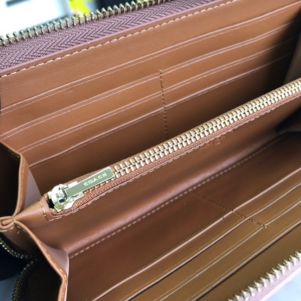 コーチ財布着用イメージ